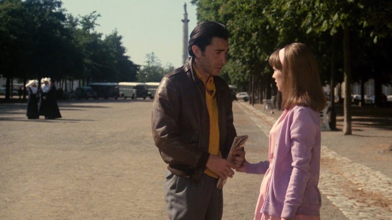 Une chambre en ville backdrop