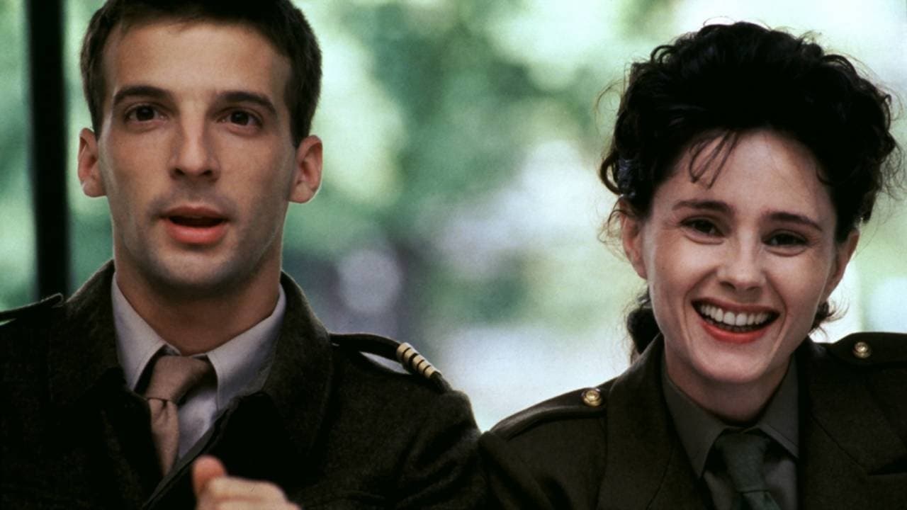 Un héros très discret backdrop