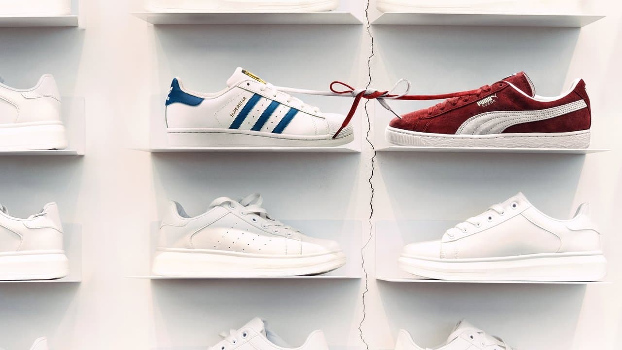 Adidas vs Puma : La guerre des sneakers backdrop