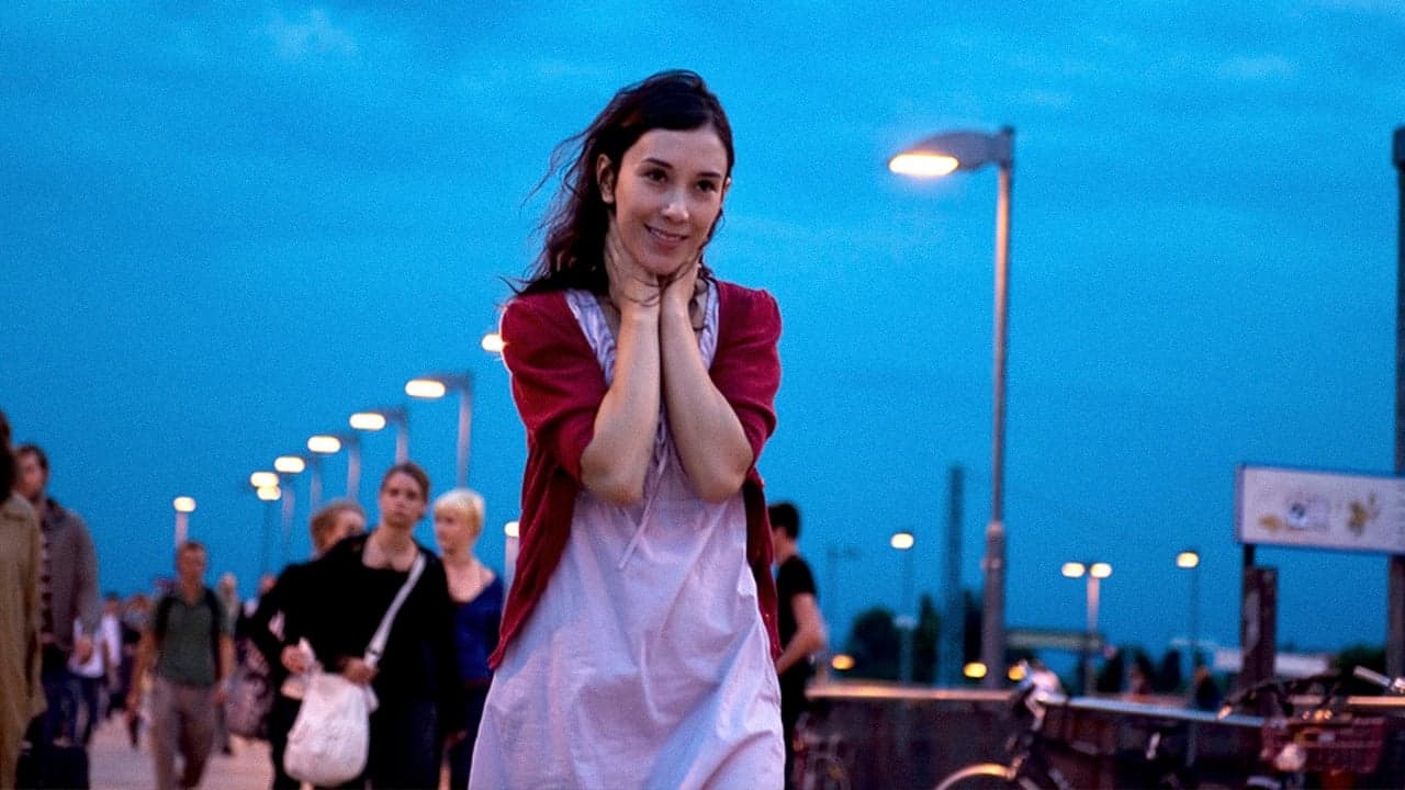 L'étrangère backdrop