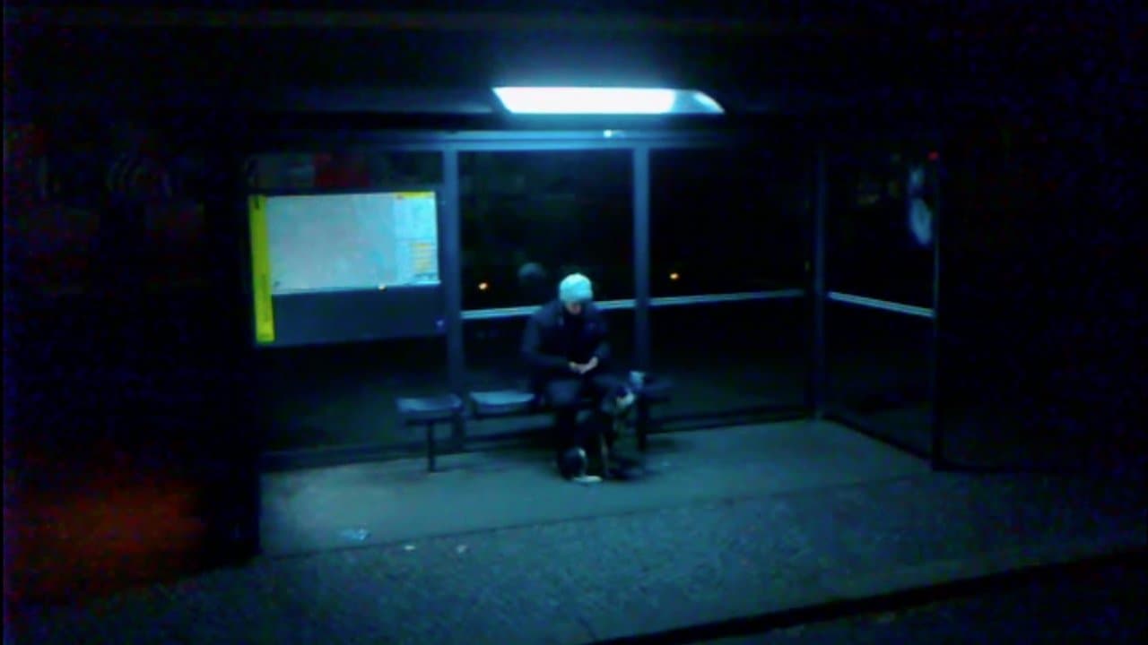 Kukaan ei katso sinua silmiin backdrop