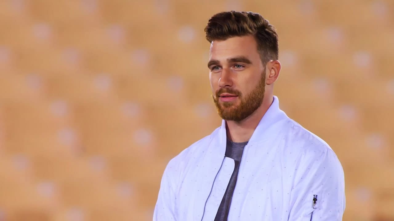 Travis Kelce, cœur à prendre backdrop