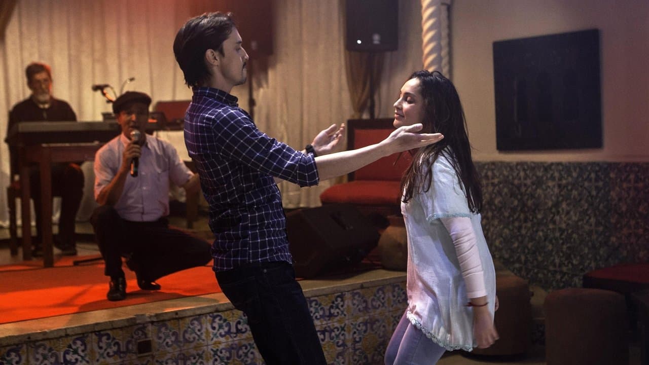 En Attendant Les Hirondelles backdrop