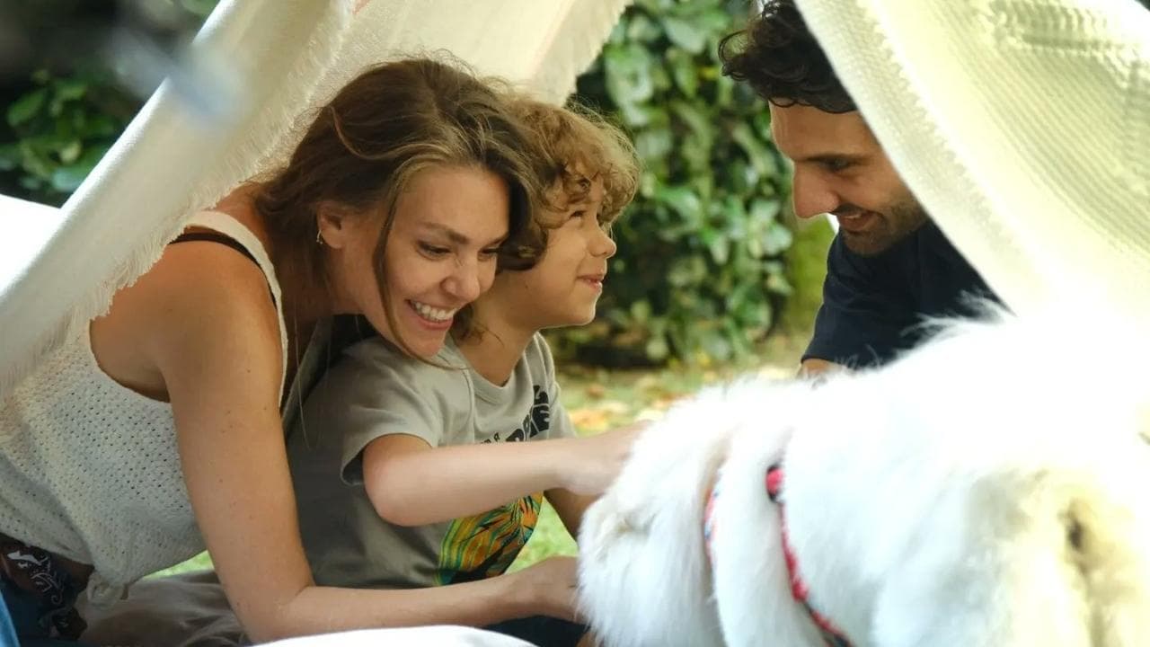 Reste la vie backdrop