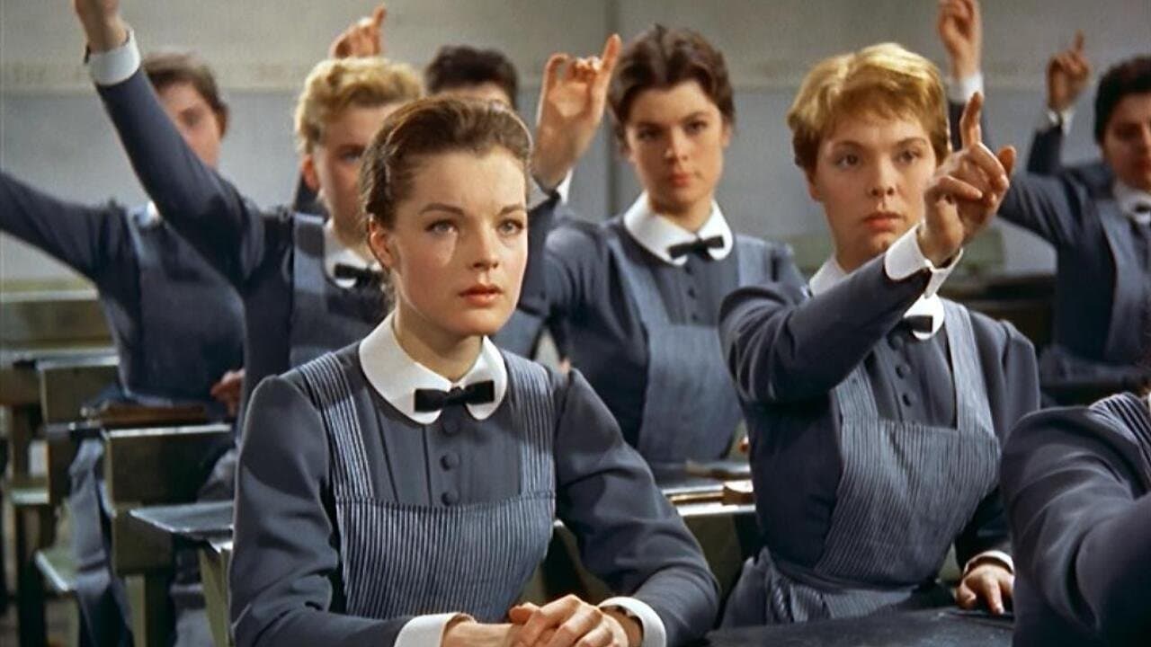Jeunes Filles en uniforme backdrop