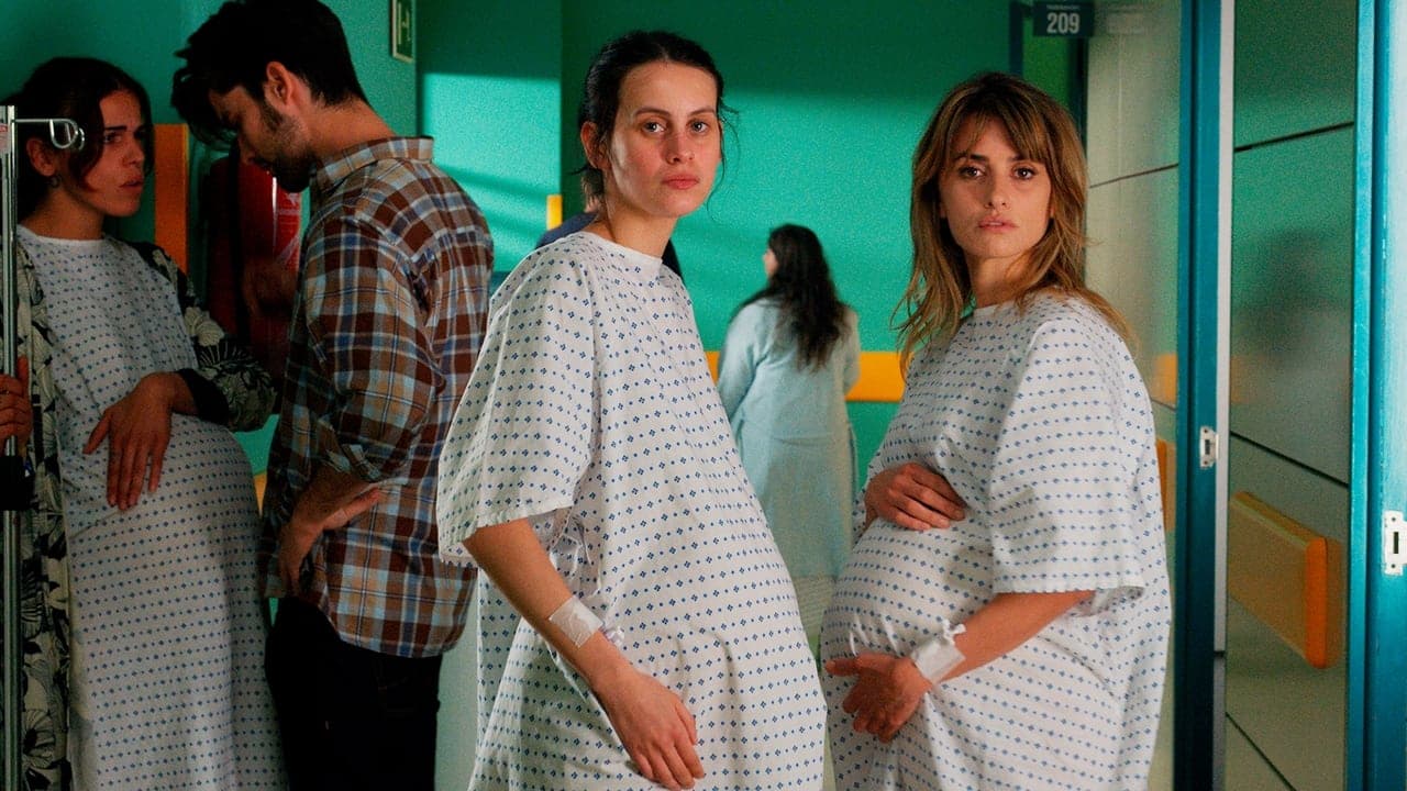 Madres paralelas backdrop