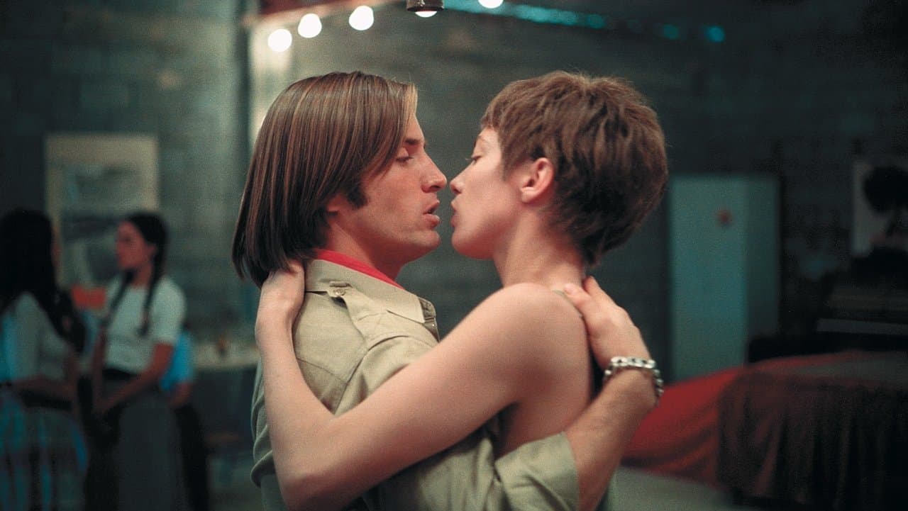 Je t'aime moi non plus backdrop