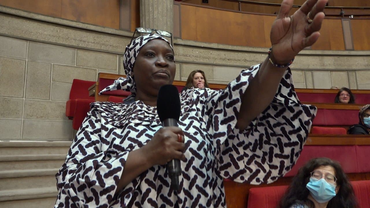 Debout les femmes ! backdrop