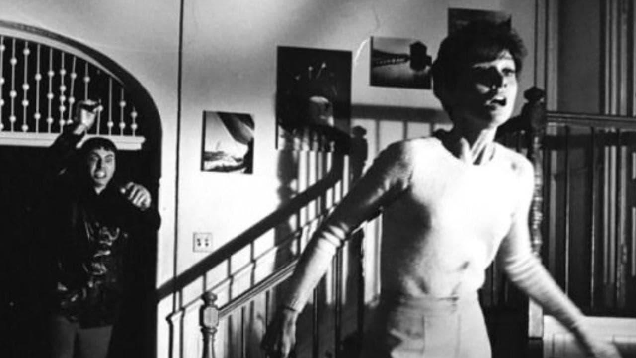 Seule dans la nuit backdrop