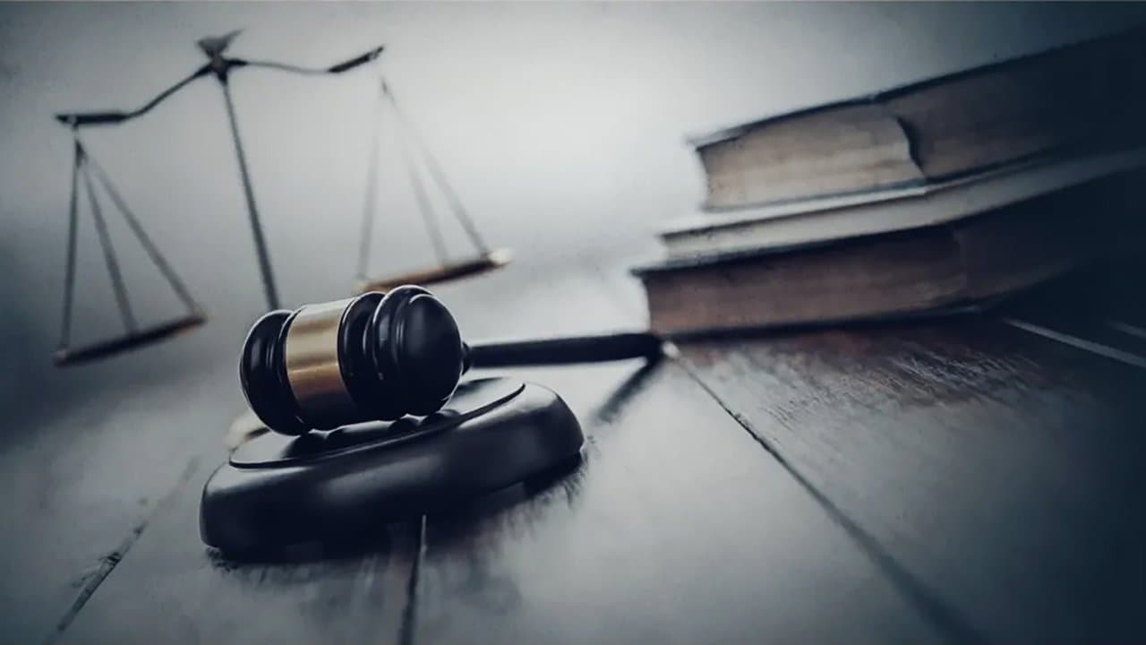 Chaos au tribunal backdrop