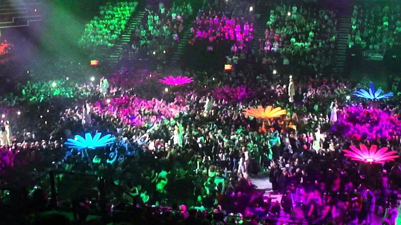 Les Enfoirés 2015 - Sur la route des Enfoirés backdrop