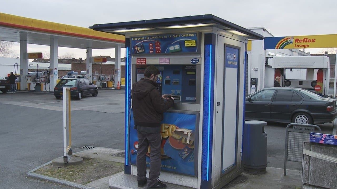 Toujours moins backdrop