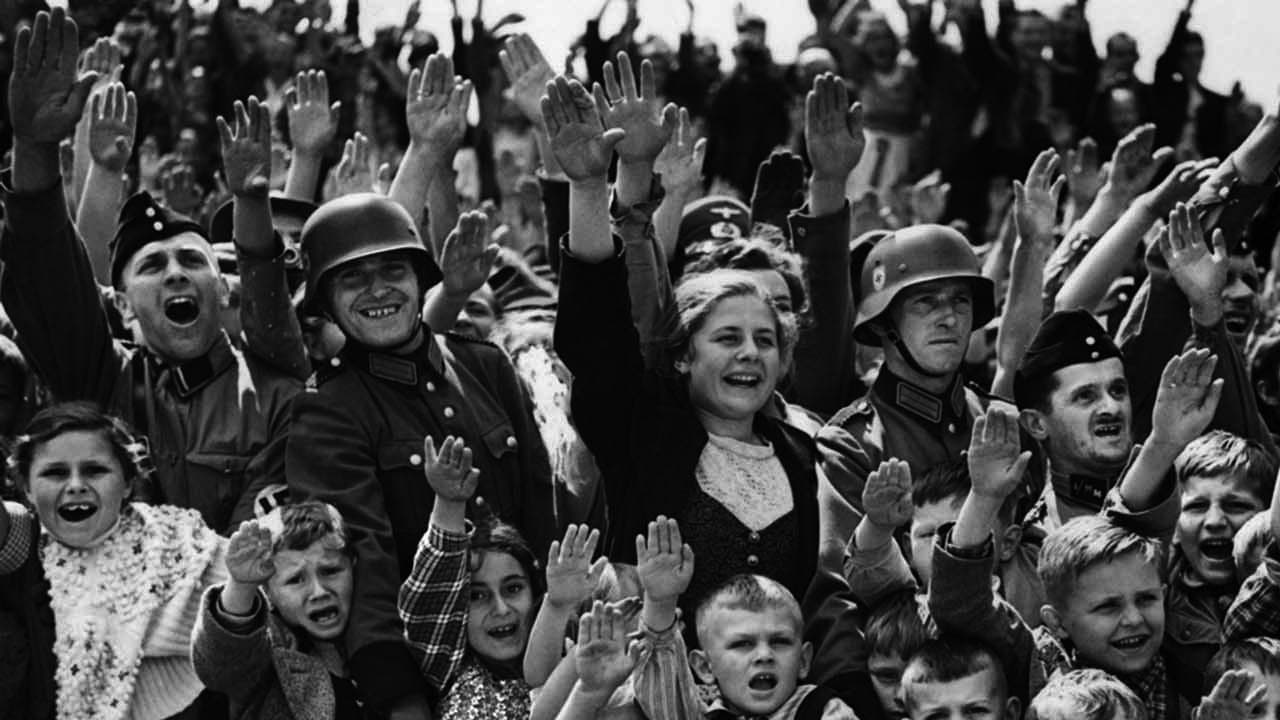 Les nazis attaquent backdrop