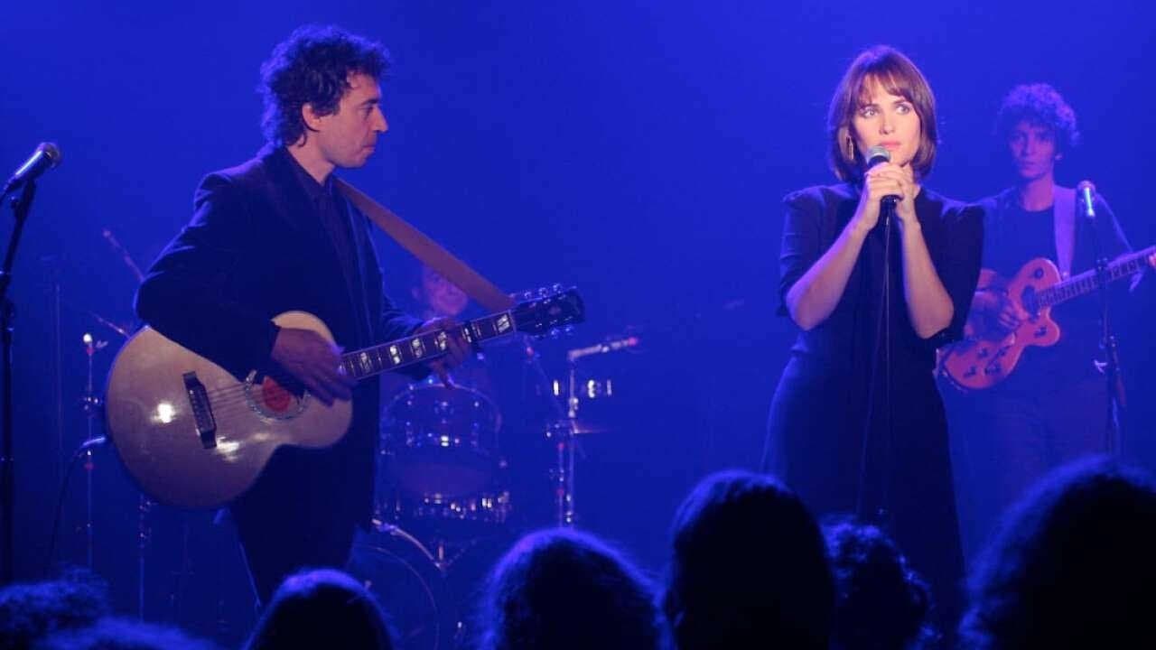 Toutes les filles pleurent backdrop