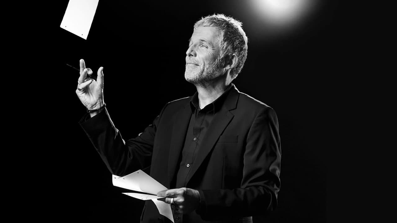 Stéphane Guillon sur scène backdrop