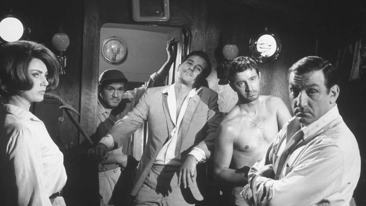 L'Arme à gauche backdrop