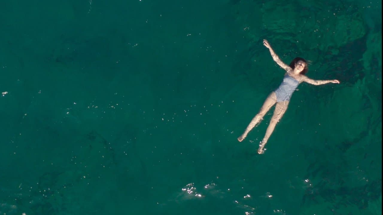 Une femme à la mer backdrop