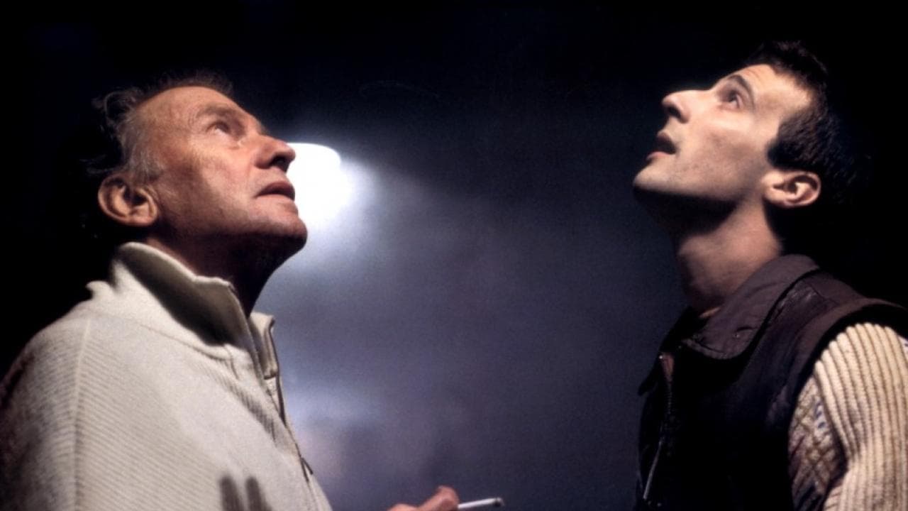 Regarde les hommes tomber backdrop