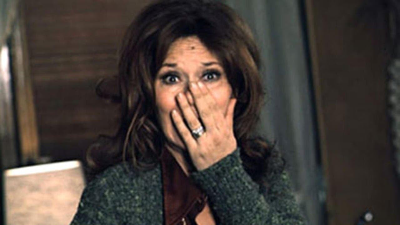 ...La Main à couper backdrop