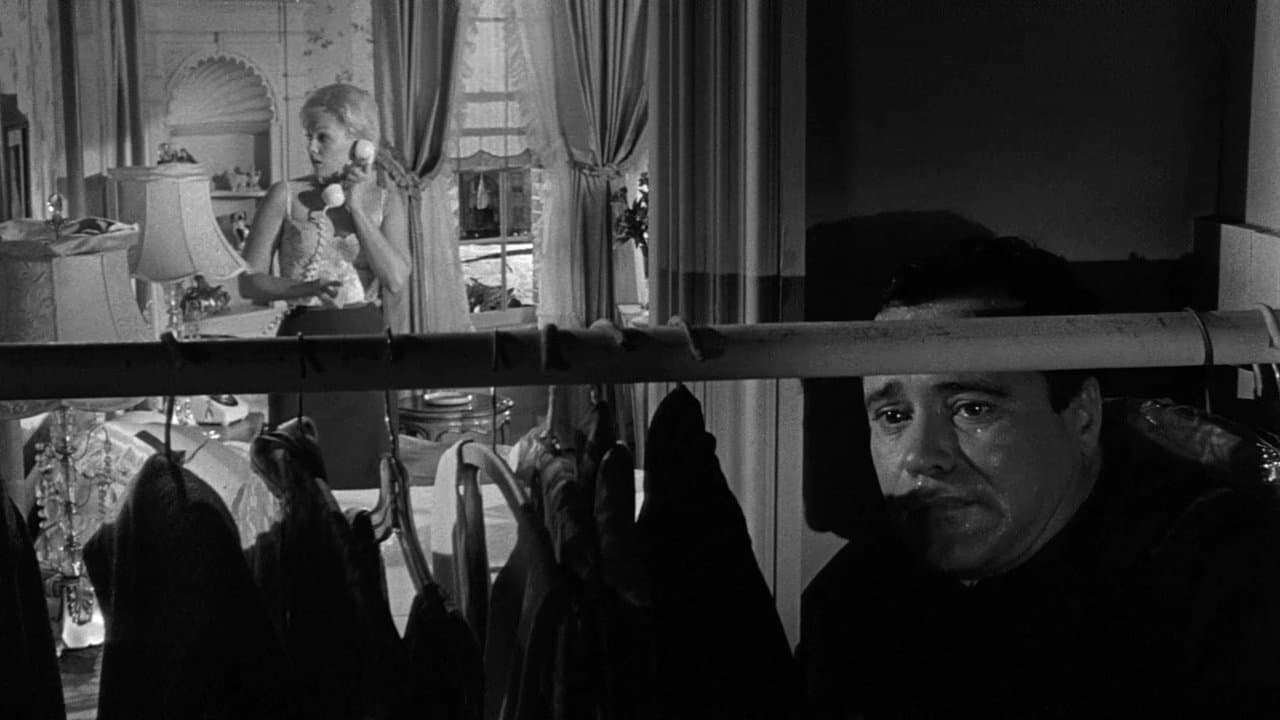 L'Inquiétante dame en noir backdrop