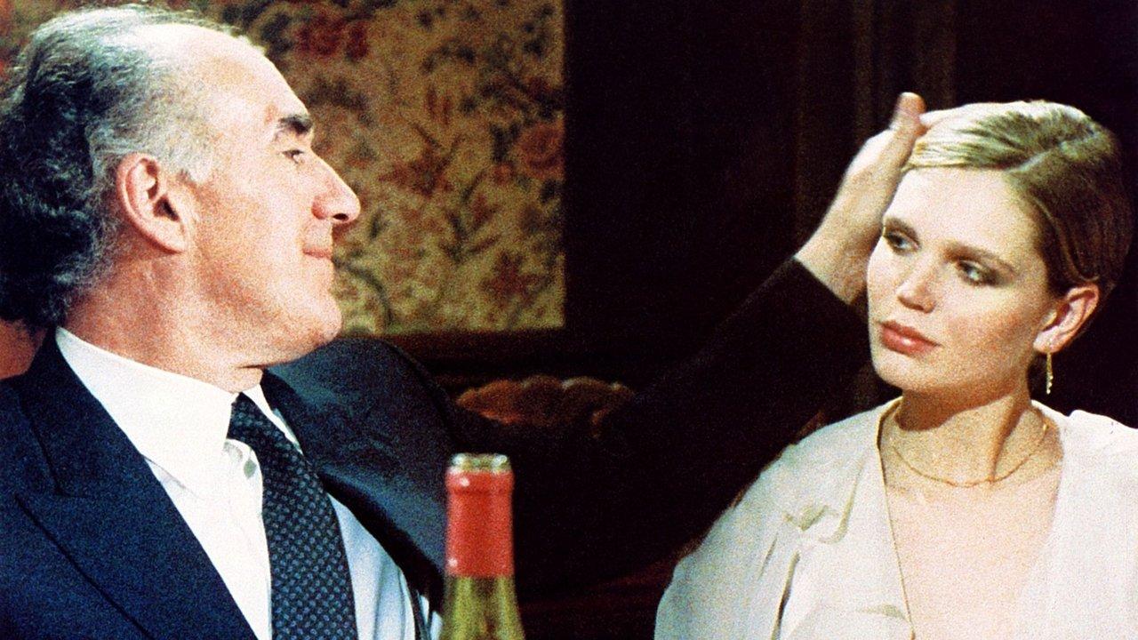 Une étrange affaire backdrop