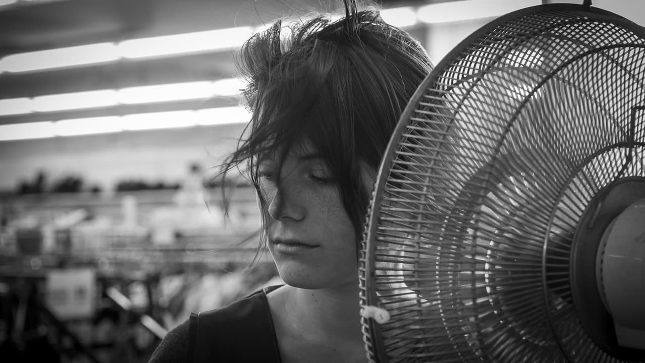 Tu dors Nicole backdrop