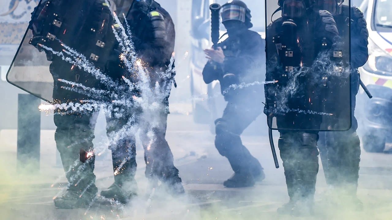 Au nom du maintien de l'ordre backdrop