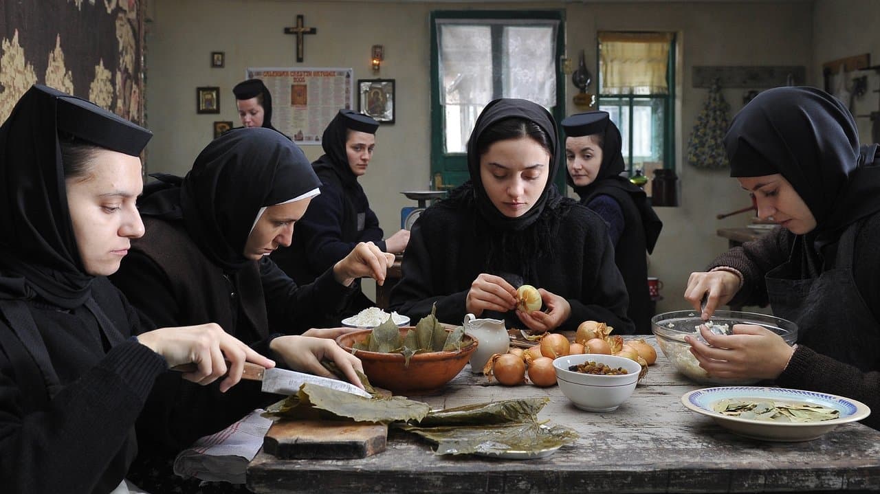 Au-delà des collines backdrop
