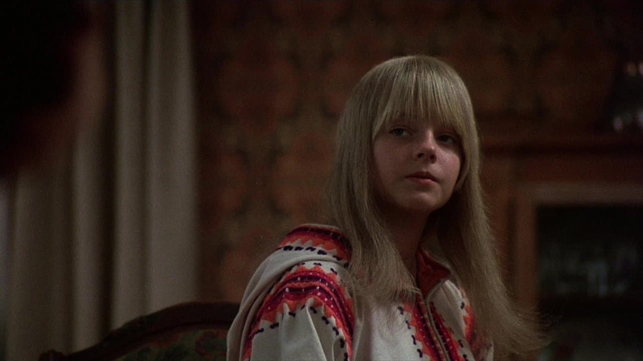 La Petite Fille au bout du chemin backdrop