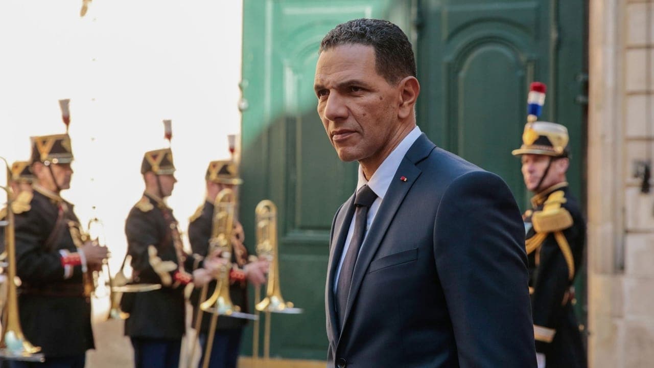 Les Sauvages backdrop