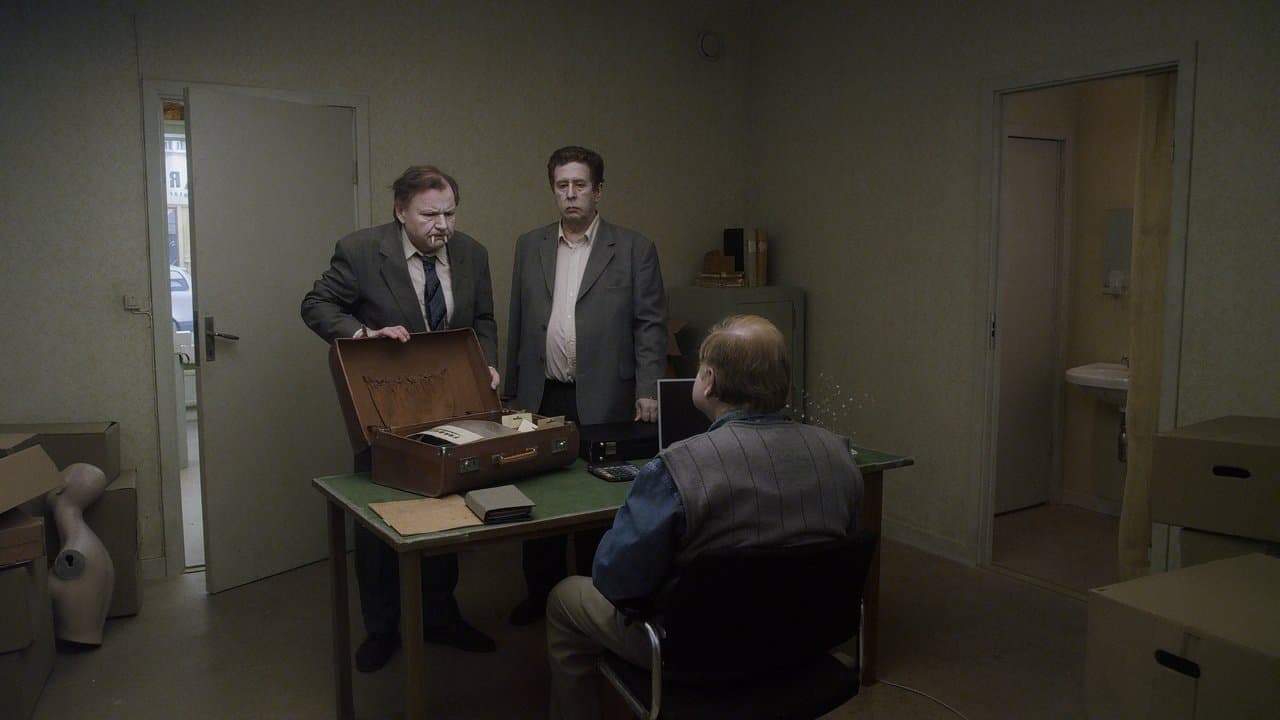 Un pigeon perché sur une branche philosophait sur l’existence backdrop