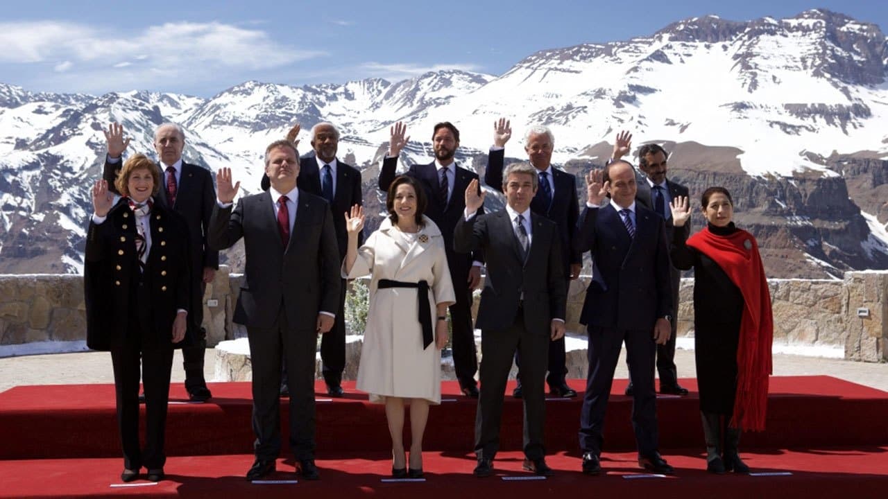 El Presidente backdrop