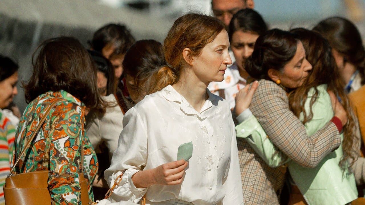 Sous le ciel d'Alice backdrop