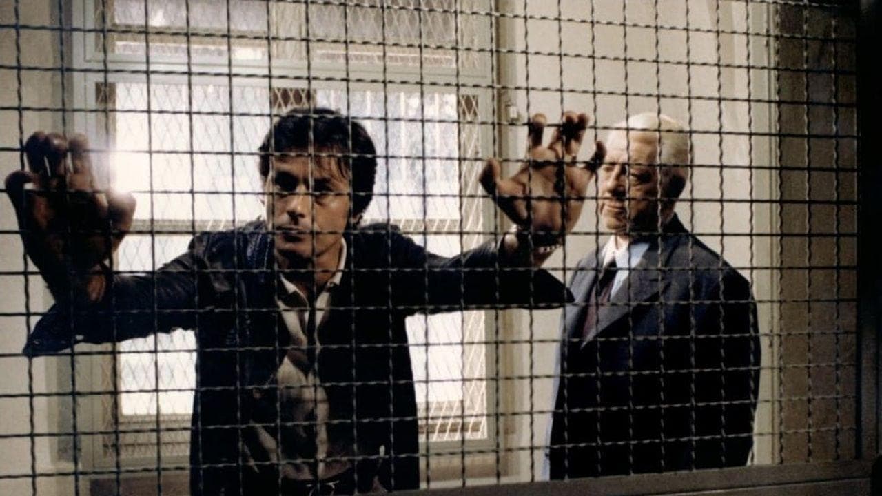 Deux hommes dans la ville backdrop