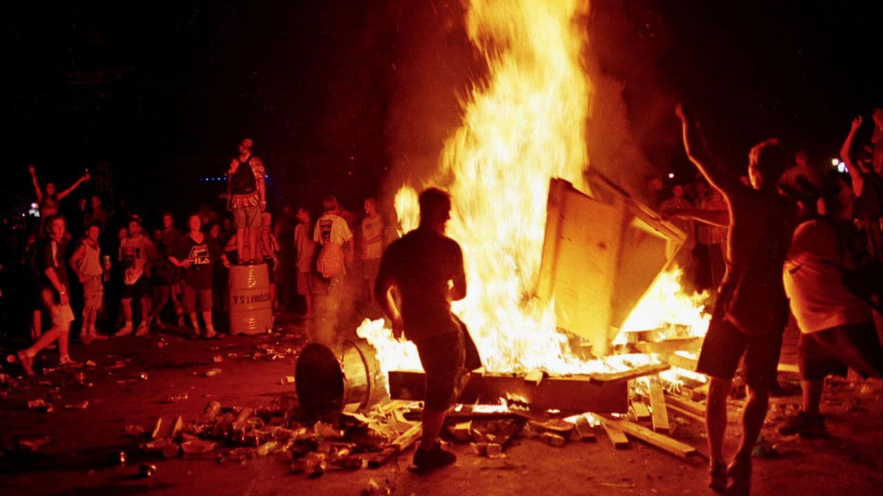 Chaos d'anthologie : Woodstock 99 backdrop
