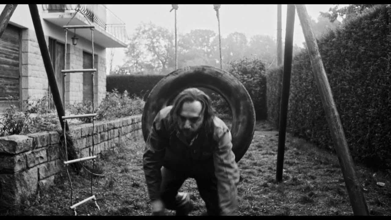 Je me tue à le dire backdrop