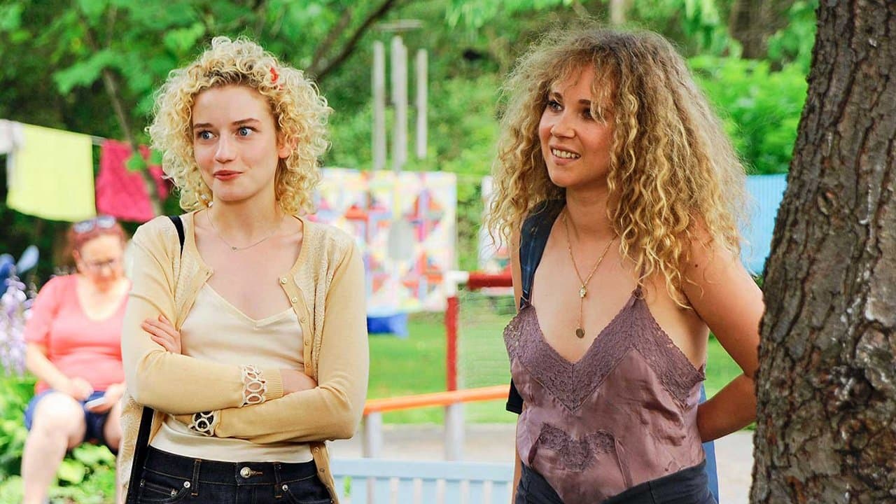 Mae au bord de l'eau backdrop