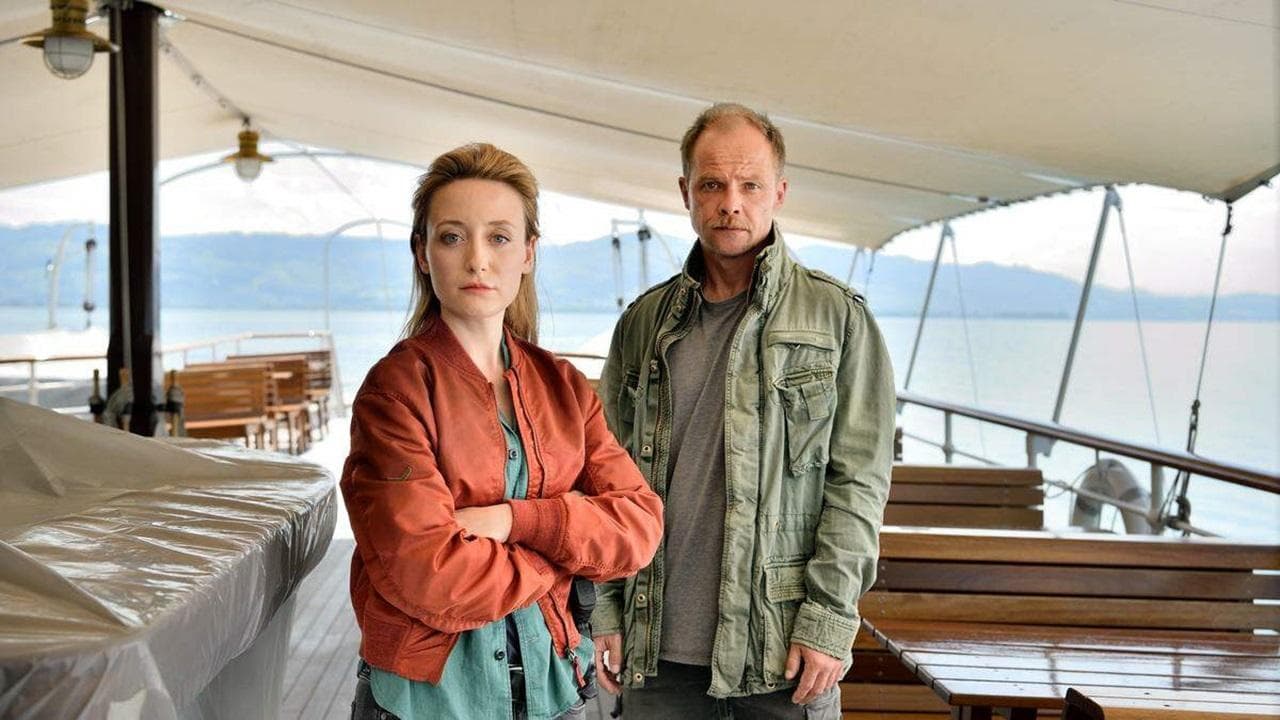 Meurtres en eaux troubles backdrop