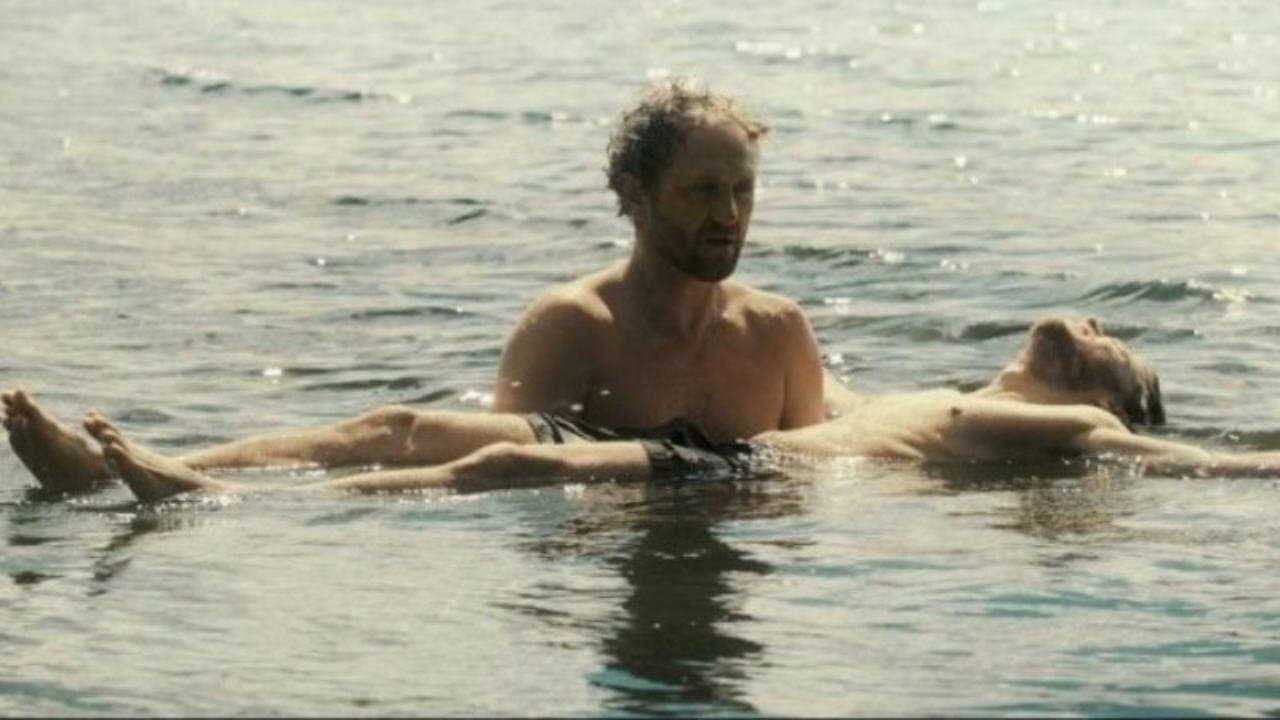 Aime et fais ce que tu veux backdrop