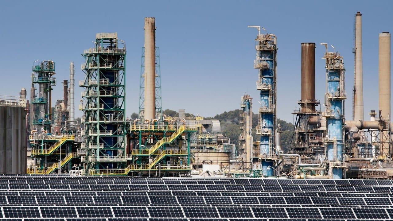 Le système Total, anatomie d'une multinationale de l'énergie backdrop